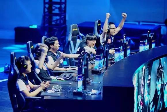 资讯两人往壕沟里一蹲，等着快递员来送货了